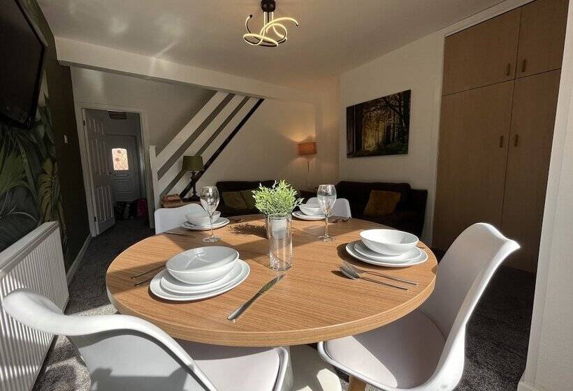 膳宿费 Modernised Central Wigan Townhouse Sleeps Up To 6