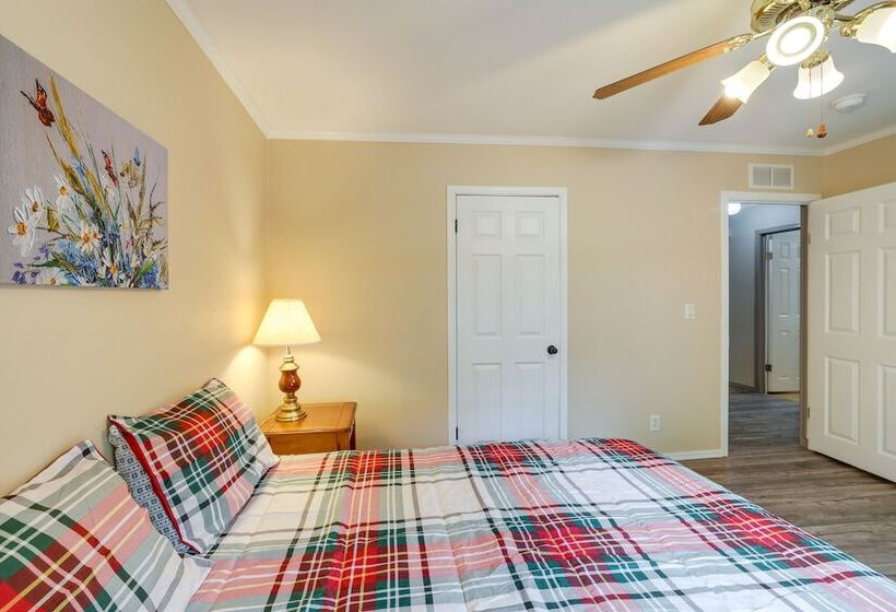 Pet Friendly Checotah Home W/ Deck & Lake Views!