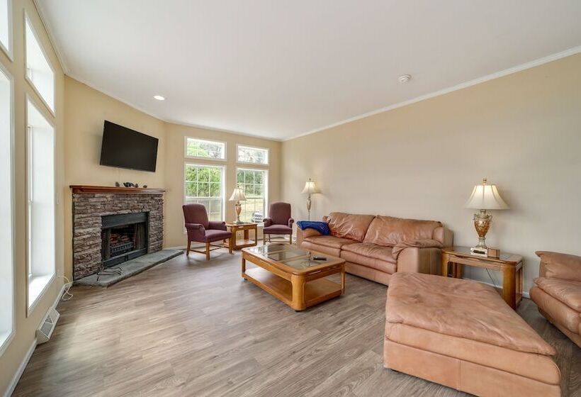 Pet Friendly Checotah Home W/ Deck & Lake Views!