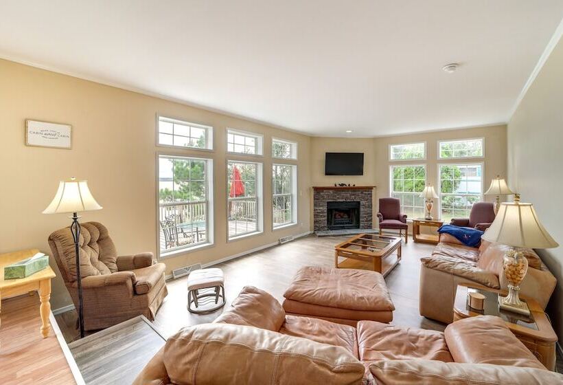 Pet Friendly Checotah Home W/ Deck & Lake Views!