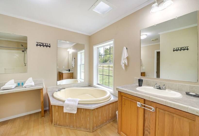 Pet Friendly Checotah Home W/ Deck & Lake Views!