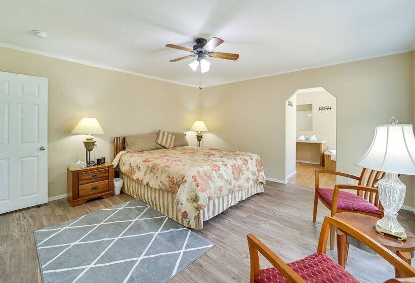 Pet Friendly Checotah Home W/ Deck & Lake Views!