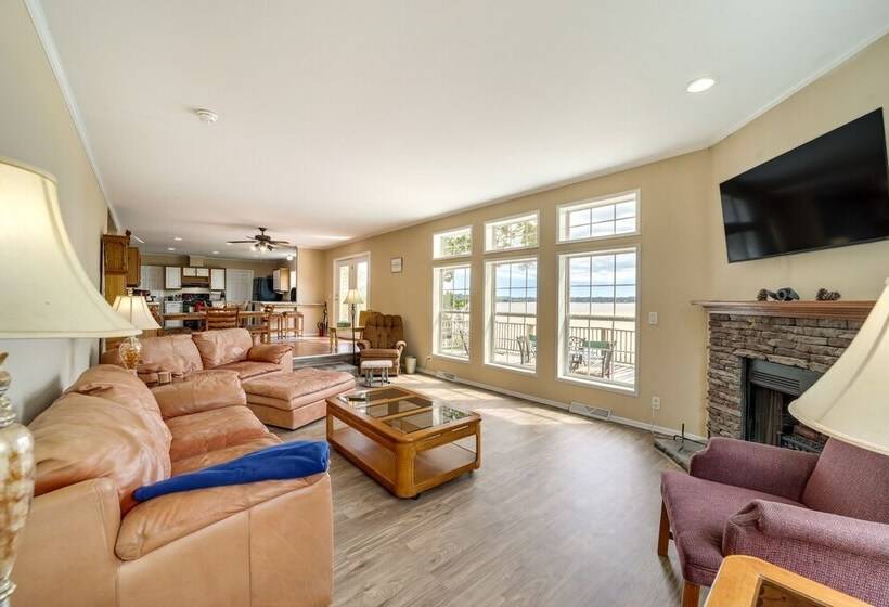 Pet Friendly Checotah Home W/ Deck & Lake Views!