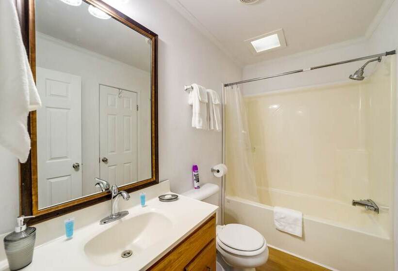 Pet Friendly Checotah Home W/ Deck & Lake Views!