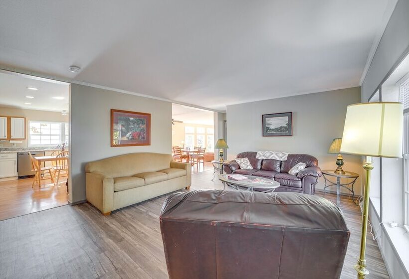 Pet Friendly Checotah Home W/ Deck & Lake Views!