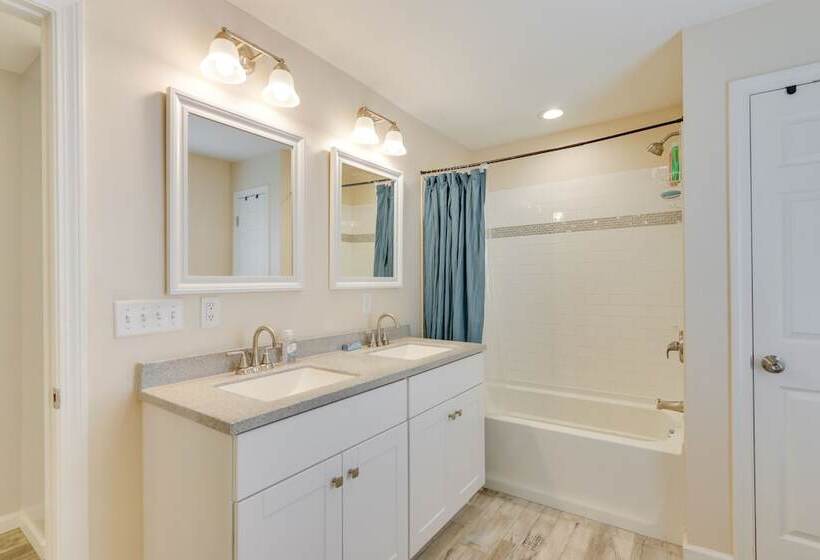 Pet Friendly Connecticut Retreat Near Golfing!