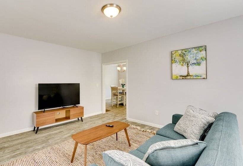 Pet Friendly Connecticut Retreat Near Golfing!