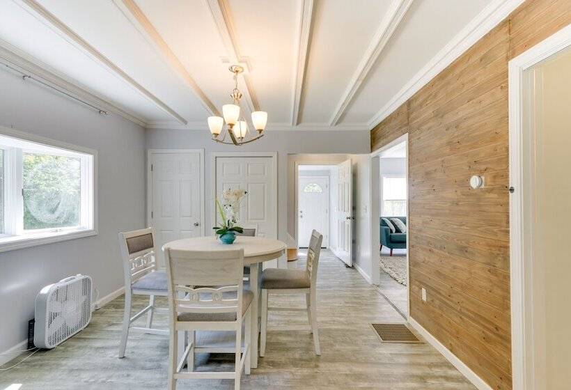 Pet Friendly Connecticut Retreat Near Golfing!