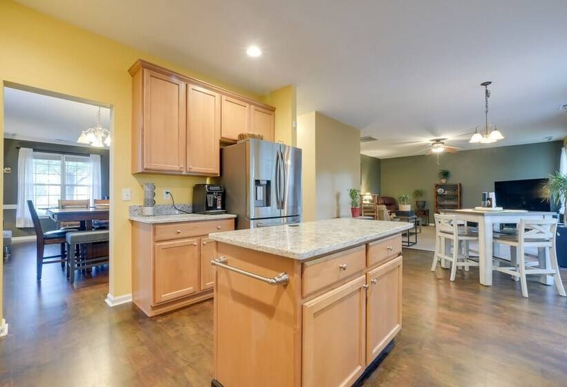 Pet Friendly Holly Springs Residence With Deck!