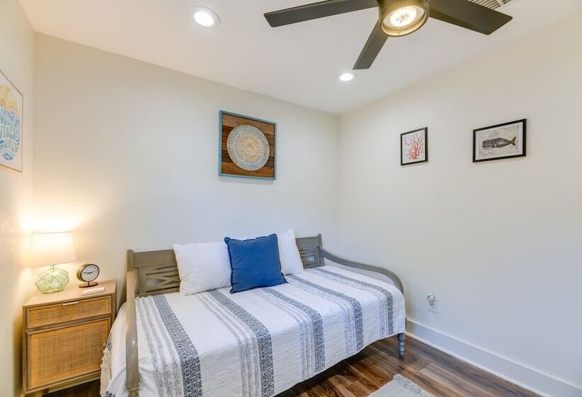 Pet Friendly Rockport Escape: 2 Mi To Beach!