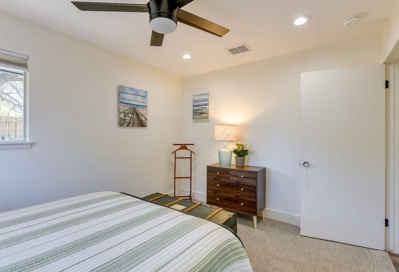 Pet Friendly Rockport Escape: 2 Mi To Beach!