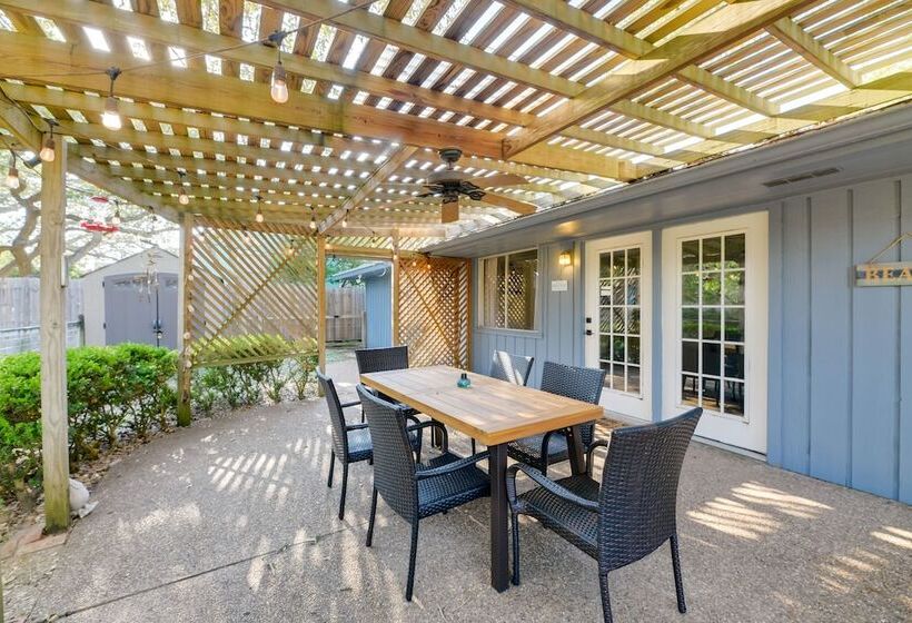 Pet Friendly Rockport Escape: 2 Mi To Beach!