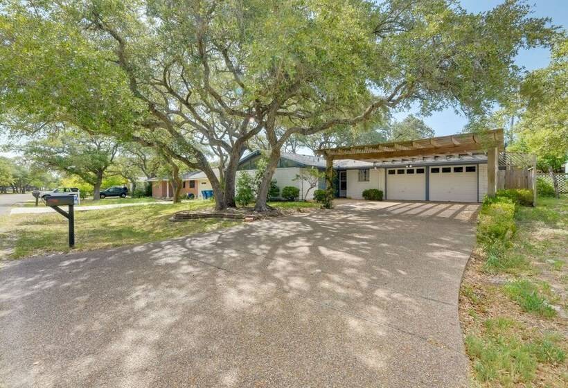 Pet Friendly Rockport Escape: 2 Mi To Beach!