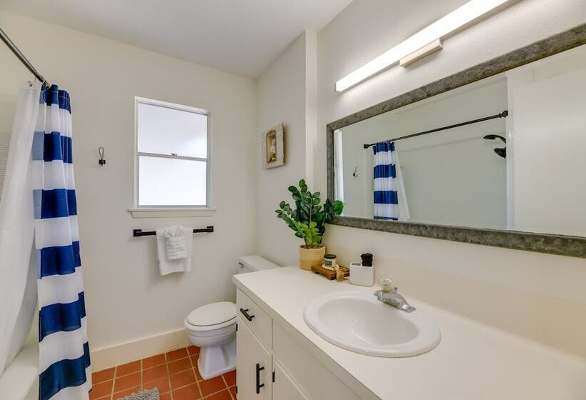 Pet Friendly Rockport Escape: 2 Mi To Beach!