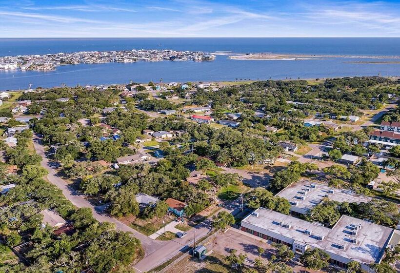 Pet Friendly Rockport Escape: 2 Mi To Beach!