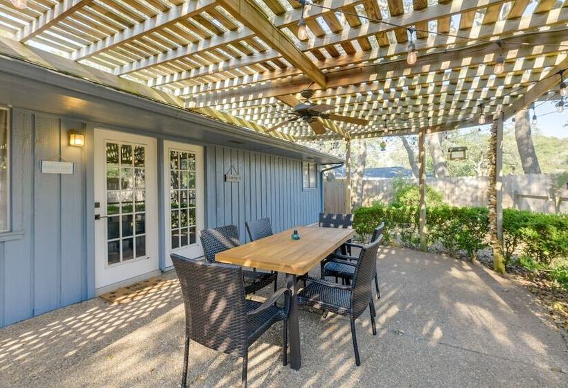 Pet Friendly Rockport Escape: 2 Mi To Beach!