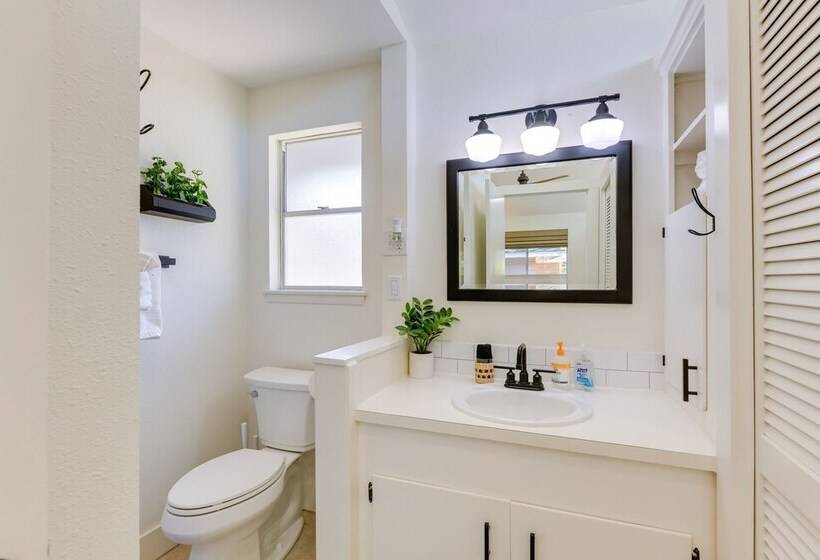 Pet Friendly Rockport Escape: 2 Mi To Beach!