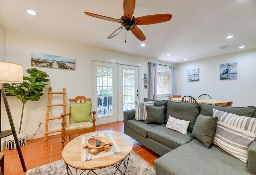 Pet Friendly Rockport Escape: 2 Mi To Beach!