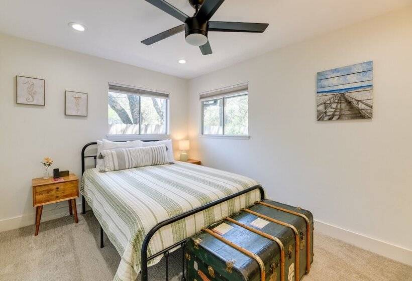 Pet Friendly Rockport Escape: 2 Mi To Beach!