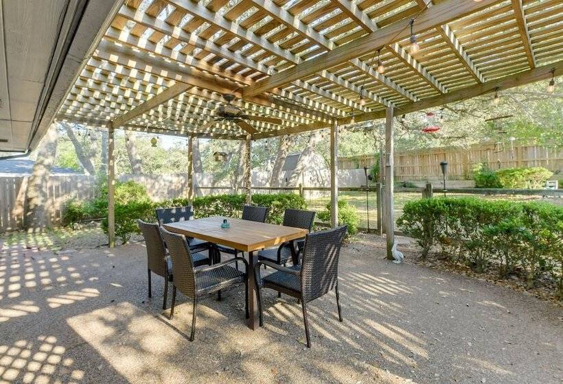 Pet Friendly Rockport Escape: 2 Mi To Beach!