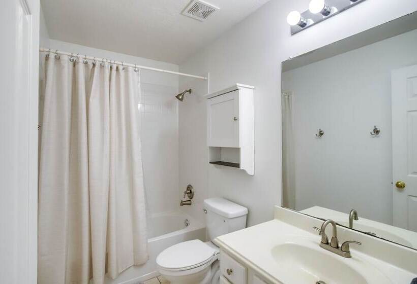 Pet Friendly Spring Home 4 Mi To Six Flags!