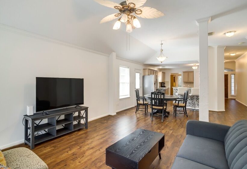 Pet Friendly Spring Home 4 Mi To Six Flags!