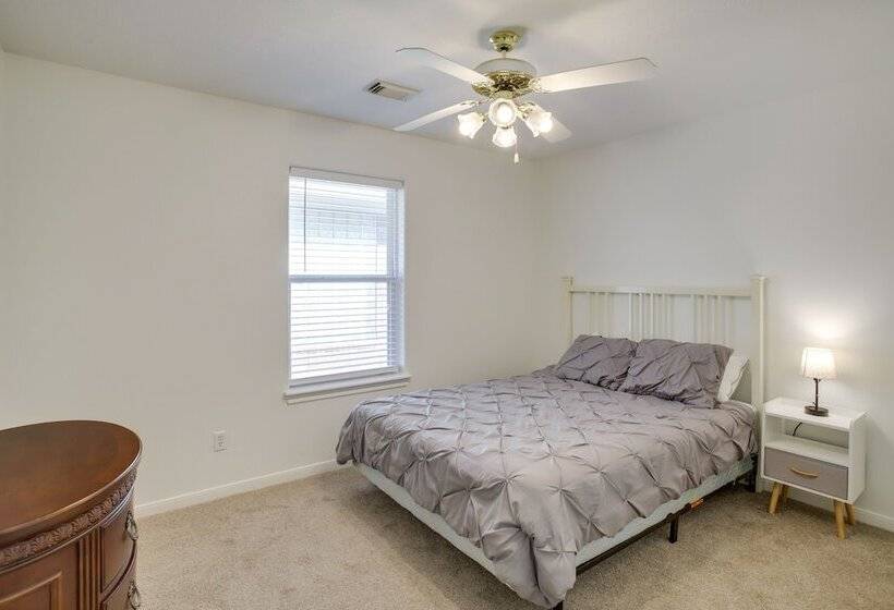 Pet Friendly Spring Home 4 Mi To Six Flags!
