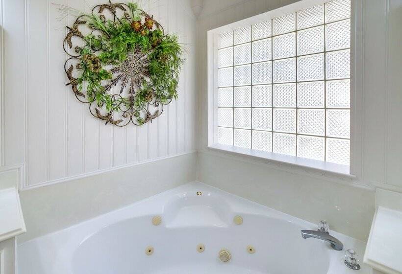 Pet Friendly Spring Home 4 Mi To Six Flags!