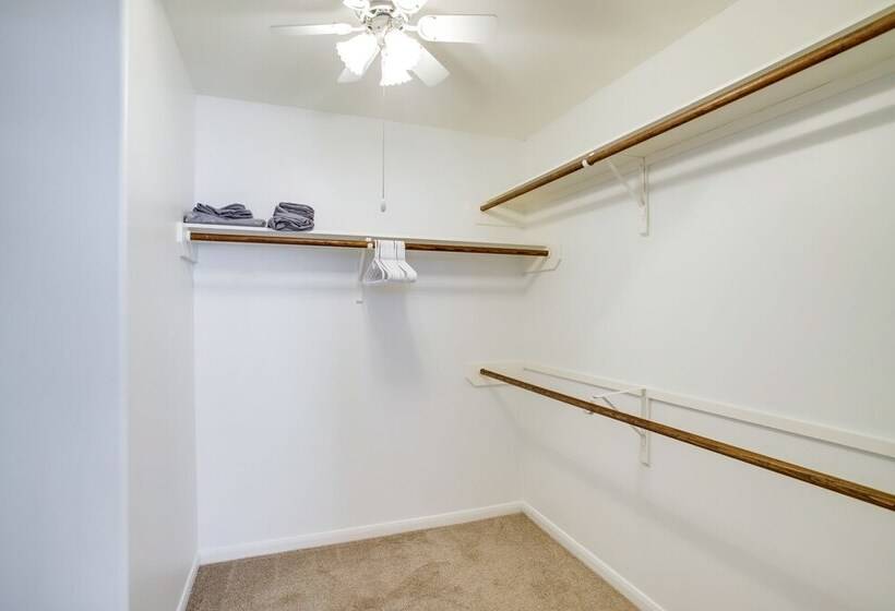 Pet Friendly Spring Home 4 Mi To Six Flags!