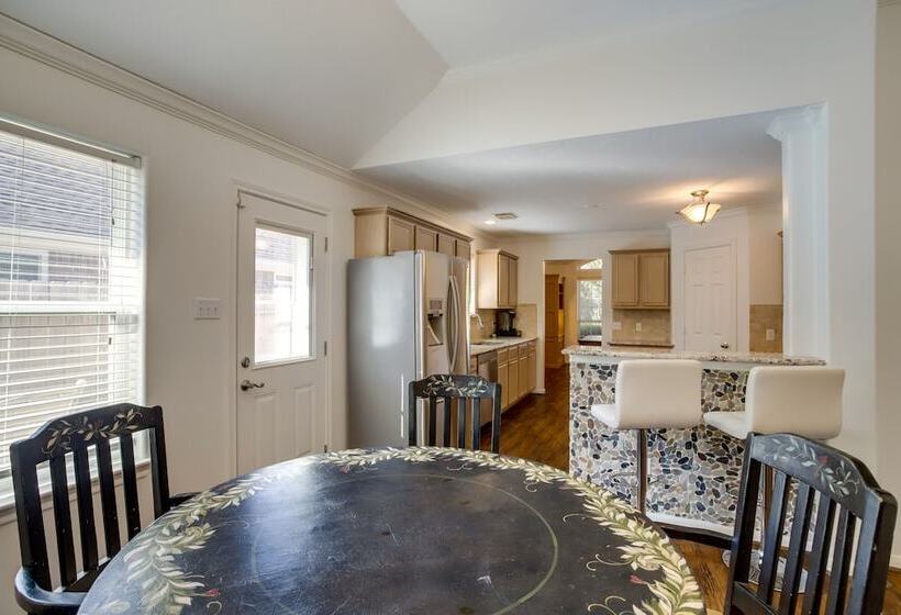 Pet Friendly Spring Home 4 Mi To Six Flags!