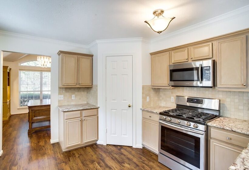 Pet Friendly Spring Home 4 Mi To Six Flags!