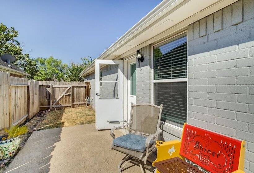 Pet Friendly Spring Home 4 Mi To Six Flags!