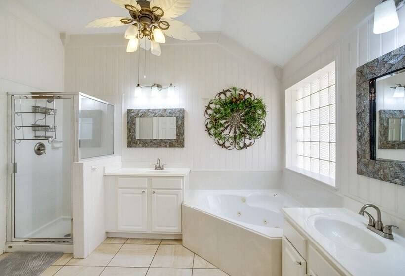 Pet Friendly Spring Home 4 Mi To Six Flags!