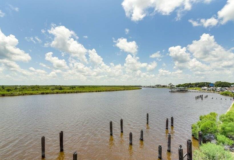 Texas Escape W/ Deck & Fenced In Yard!