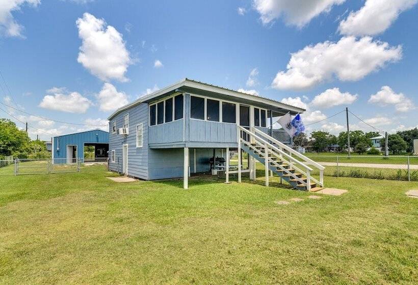 Texas Escape W/ Deck & Fenced In Yard!