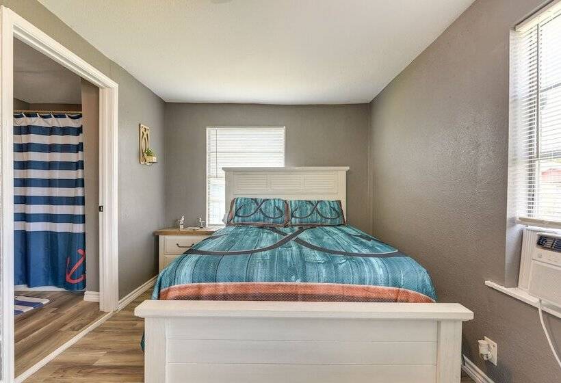 Texas Escape W/ Deck & Fenced In Yard!