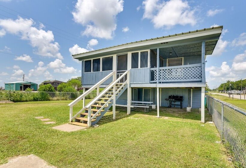Texas Escape W/ Deck & Fenced In Yard!
