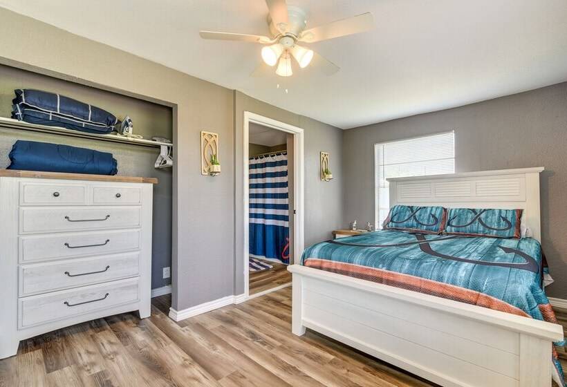 Texas Escape W/ Deck & Fenced In Yard!