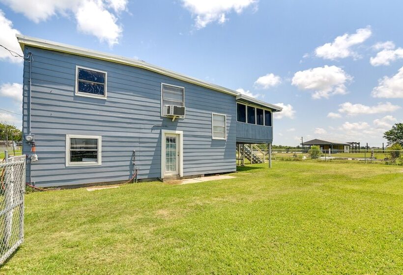Texas Escape W/ Deck & Fenced In Yard!