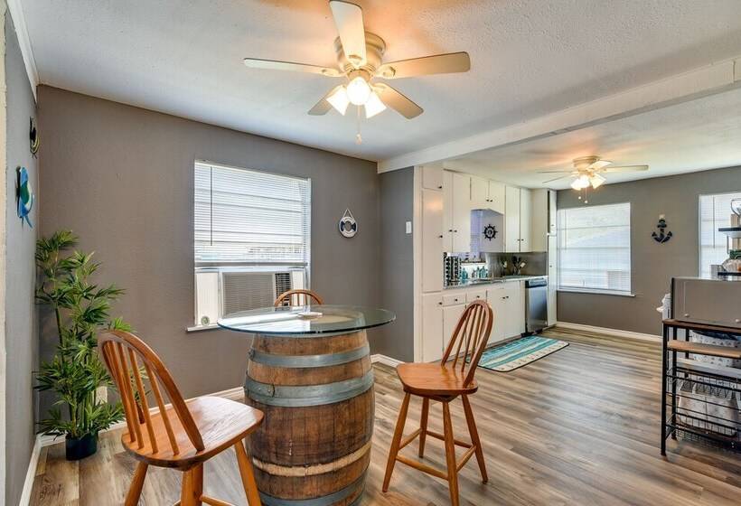 Texas Escape W/ Deck & Fenced In Yard!