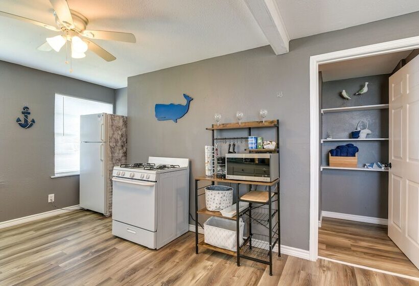 Texas Escape W/ Deck & Fenced In Yard!