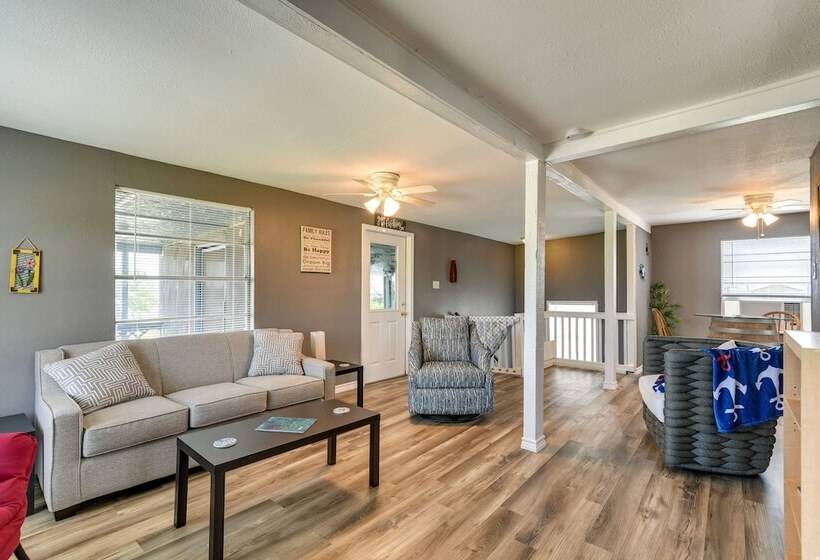 Texas Escape W/ Deck & Fenced In Yard!