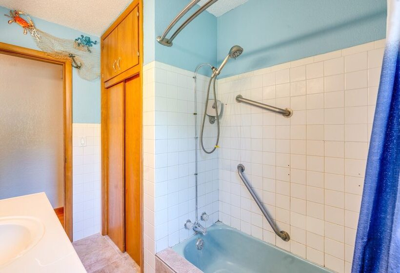 Pet Friendly Waterloo Abode W/ Deck!