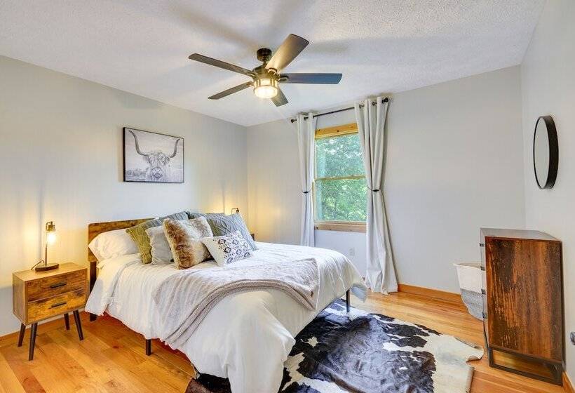 Mtn View + Fire Pit: Pet Friendly Woodlawn Cabin!