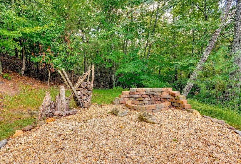 Mtn View + Fire Pit: Pet Friendly Woodlawn Cabin!