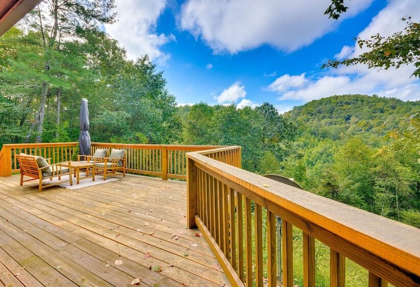 Mtn View + Fire Pit: Pet Friendly Woodlawn Cabin!