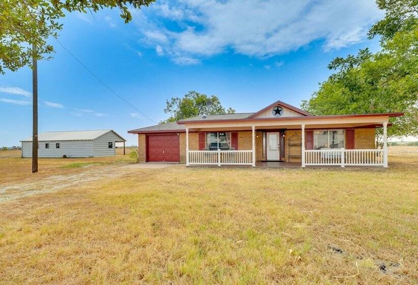 Texas Farmhouse Retreat On 10 Acres Near Austin!