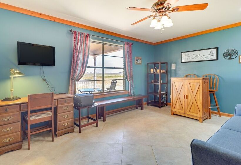 Texas Farmhouse Retreat On 10 Acres Near Austin!