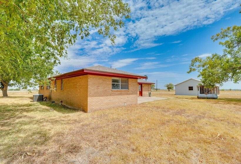 Texas Farmhouse Retreat On 10 Acres Near Austin!