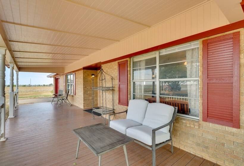 Texas Farmhouse Retreat On 10 Acres Near Austin!